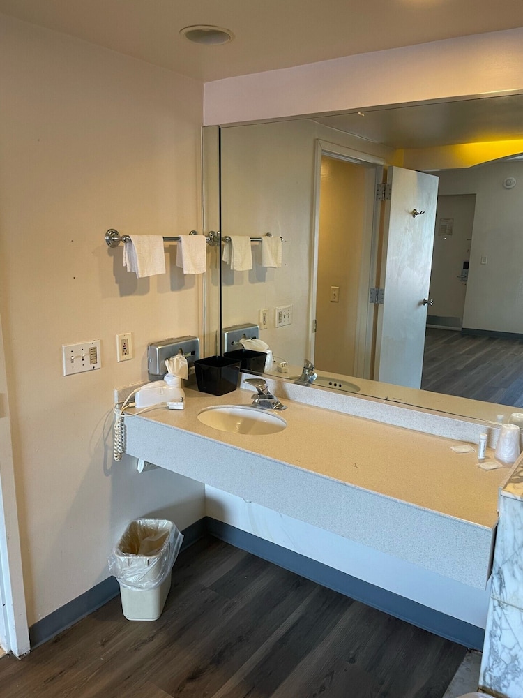 Express Inn -Rahway 39/46