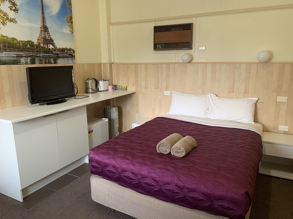 Country Comfort Cowra 12/44