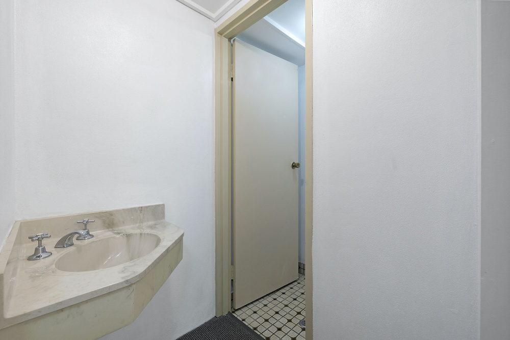 Central Court Motel 24/35