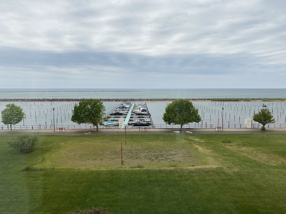 Clarion Hotel Conference Center On Lake Erie 22/43