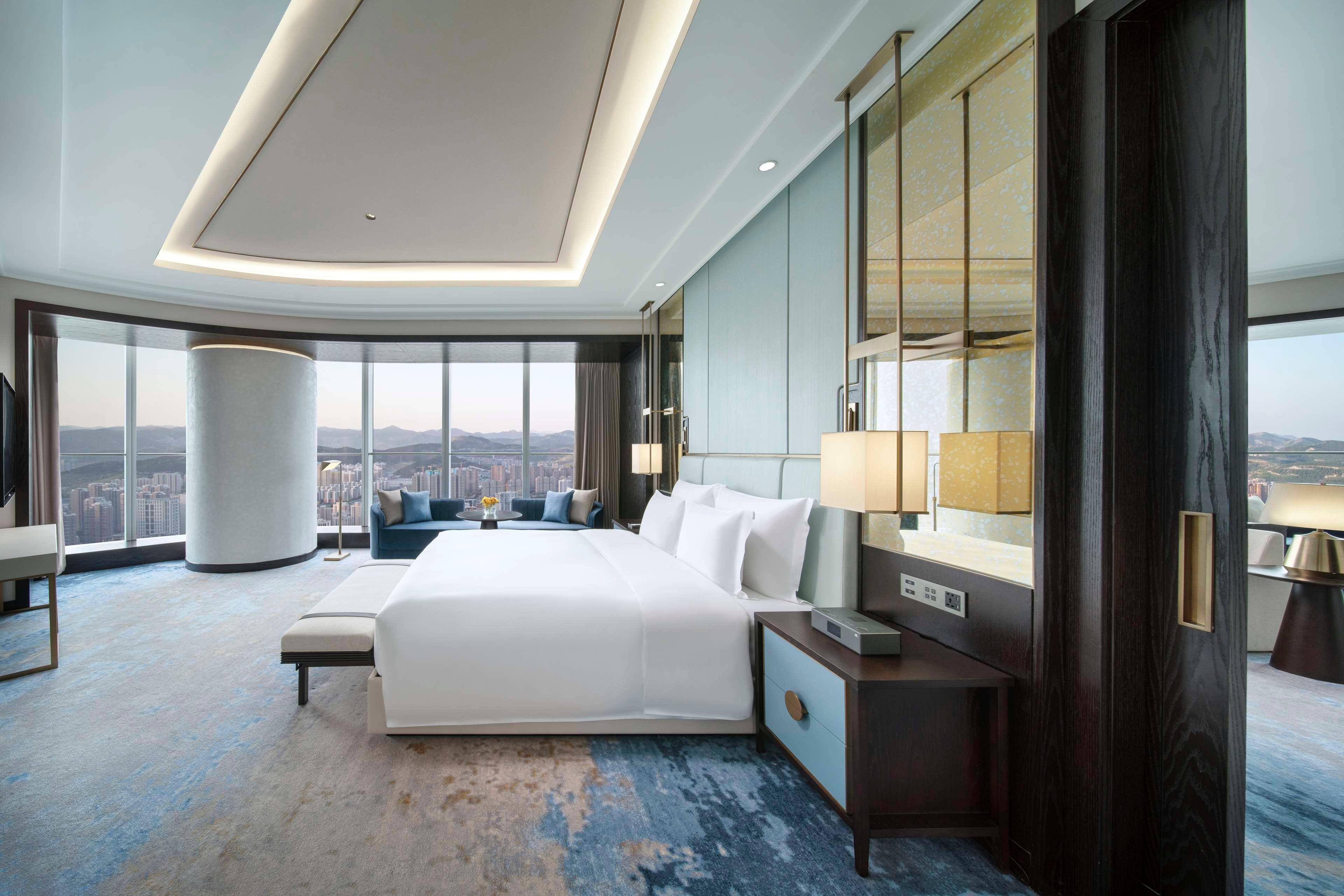 Diplomat, Suite