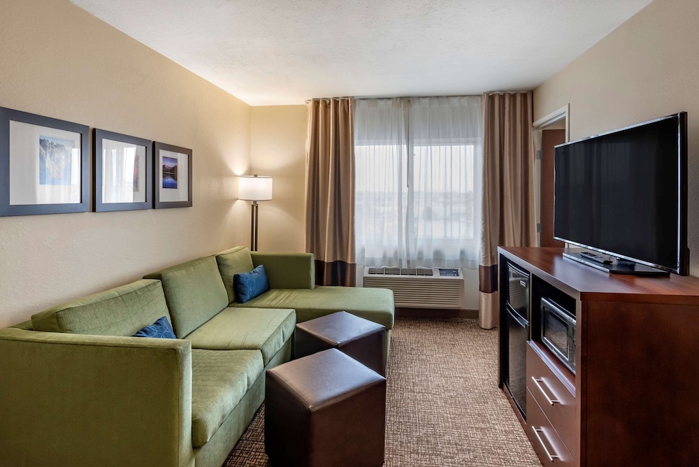 Comfort Inn Suites Pueblo 16/24