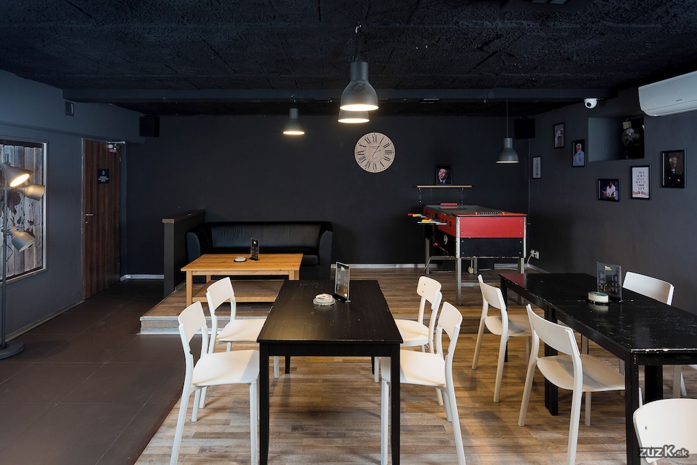 Patio Hostel 30/50