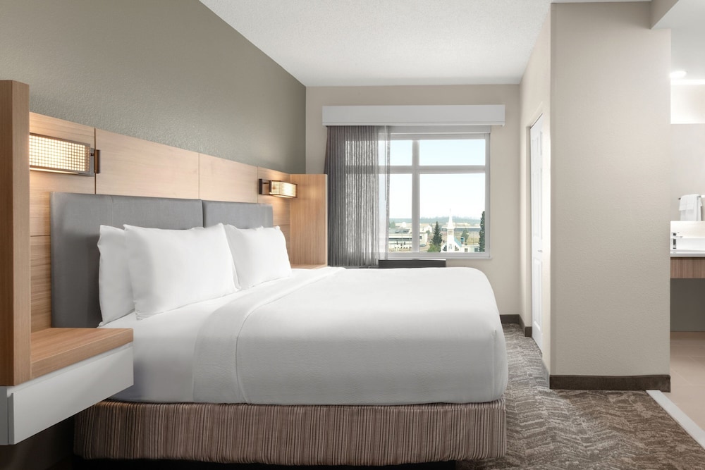 Suite, King Bed, Sofa, Accessible