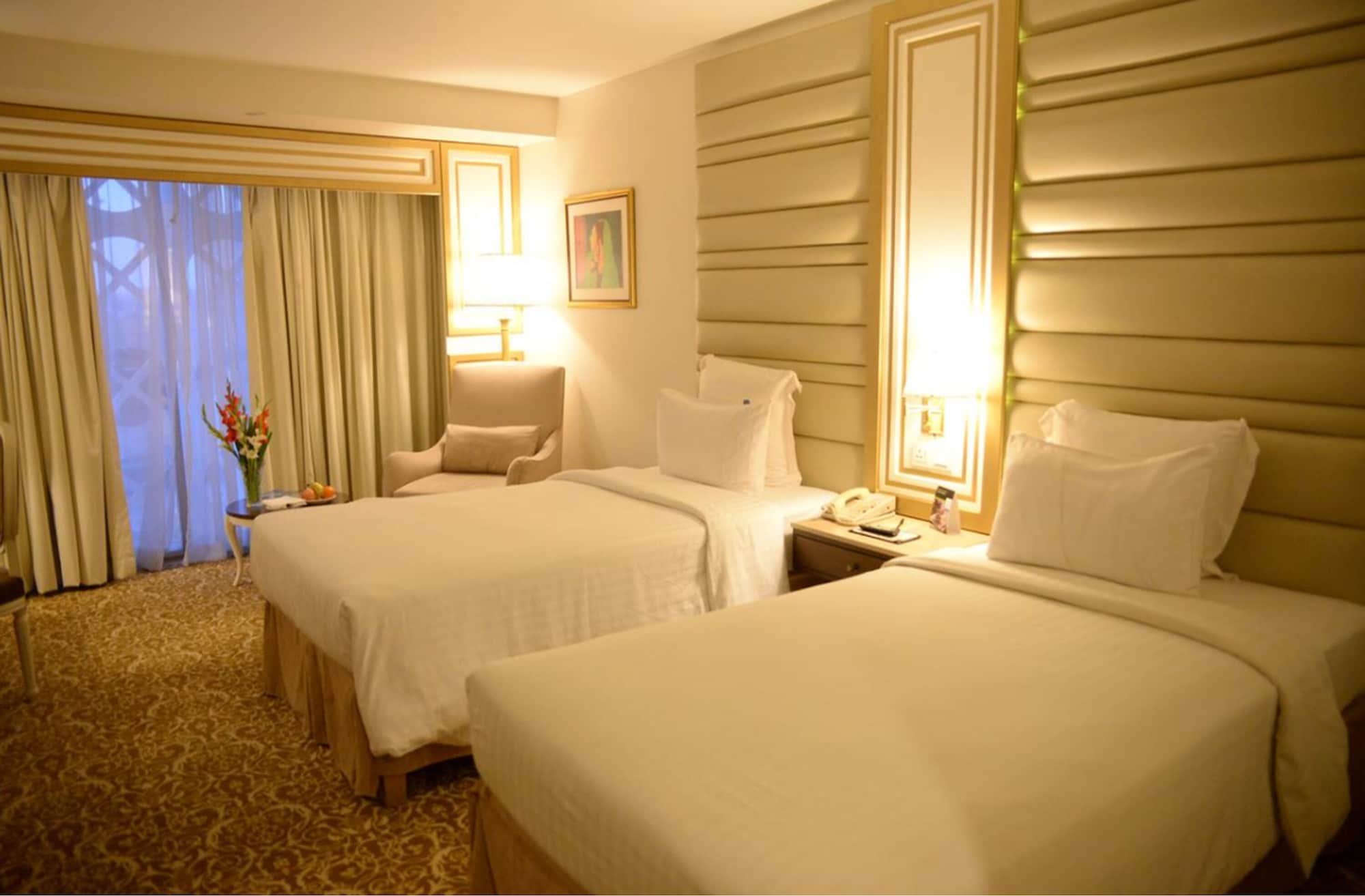 DELUXE, TWIN BEDS