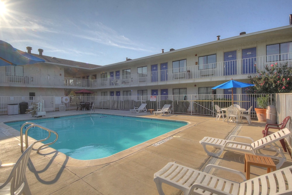 Motel6 San Antonio, TX - Six Flags Fiesta TX/La Cantera Area 35/44