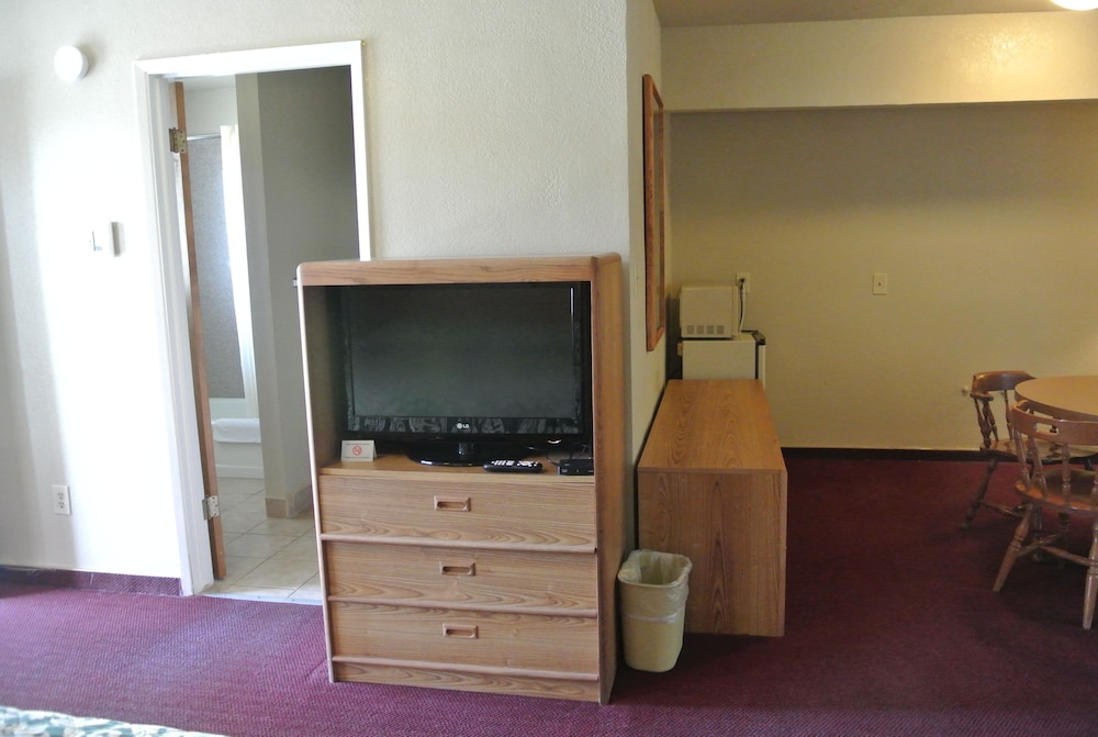 Vino Inn & Suites (ex Rancho Tee Motel) 49/63