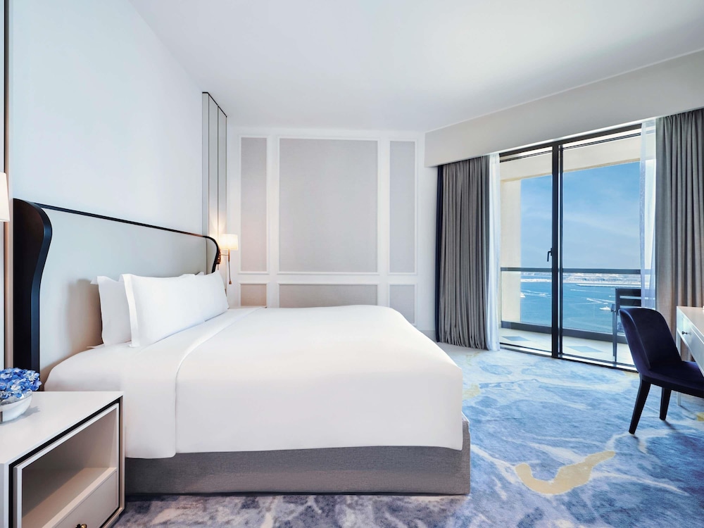 JUNIOR SUITE, KING BED, PARTIAL SEA VIEW, CLUB LOUNGE ACCESS