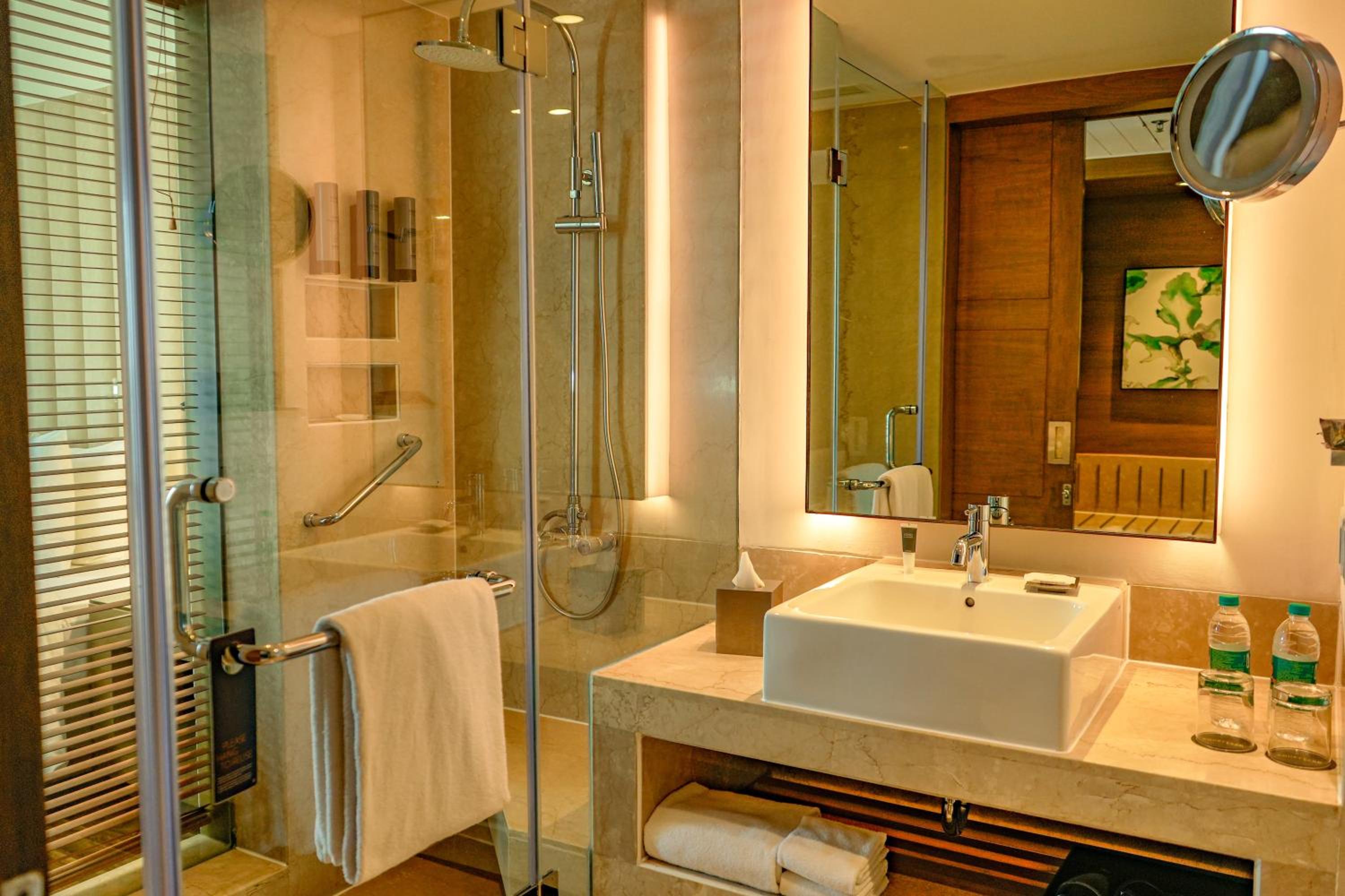 غرفة بسريرين منفصلين، Courtyard By Marriott Gurugram Downtown 11/11