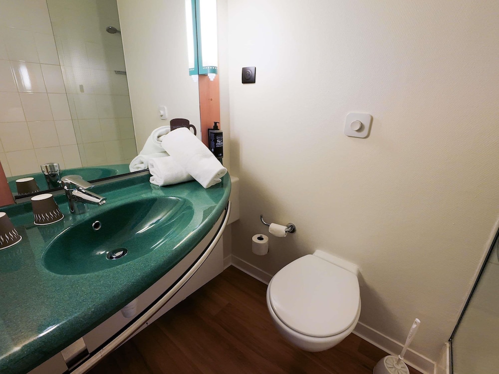 Ibis Lyon Est Bron 66/67