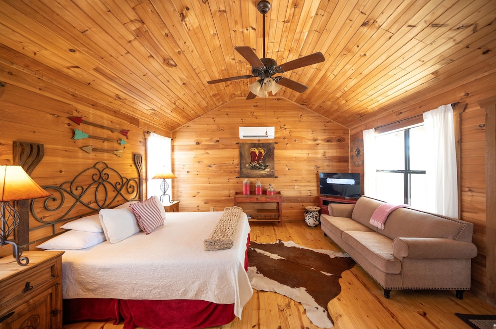 Panoramic, Cabin, King Bed, Hill View, Hot Tub، City on a Hill at Spring Creek 3/10