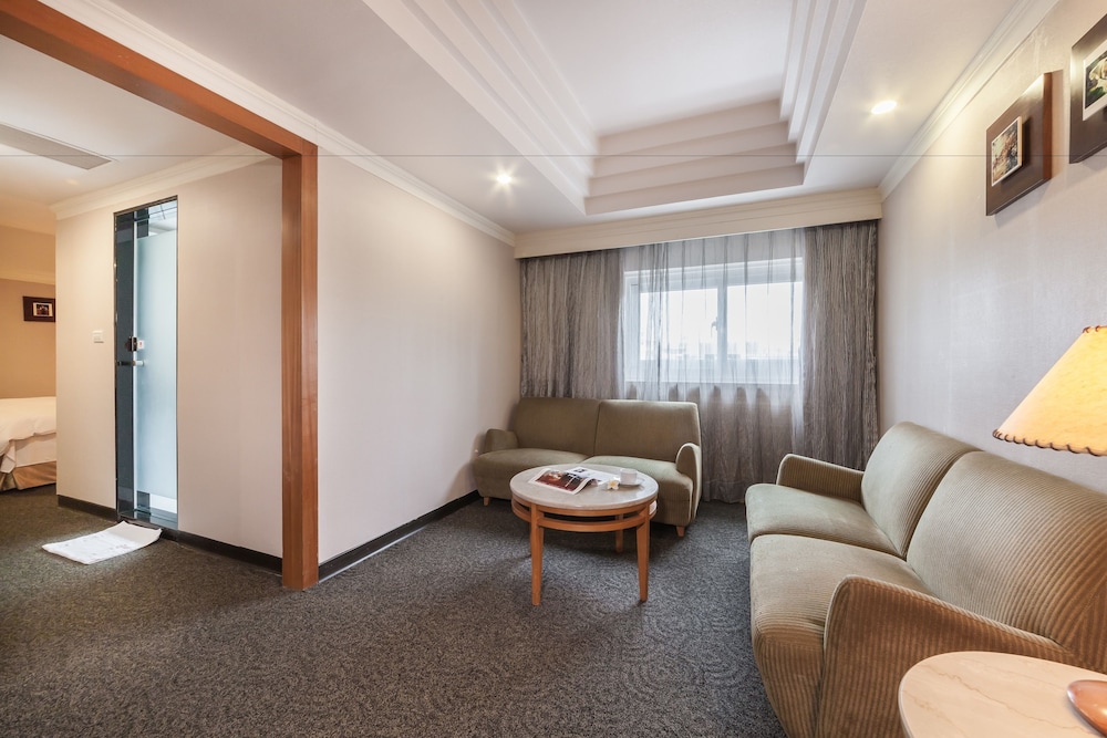 Ferrary Hotel 35/50