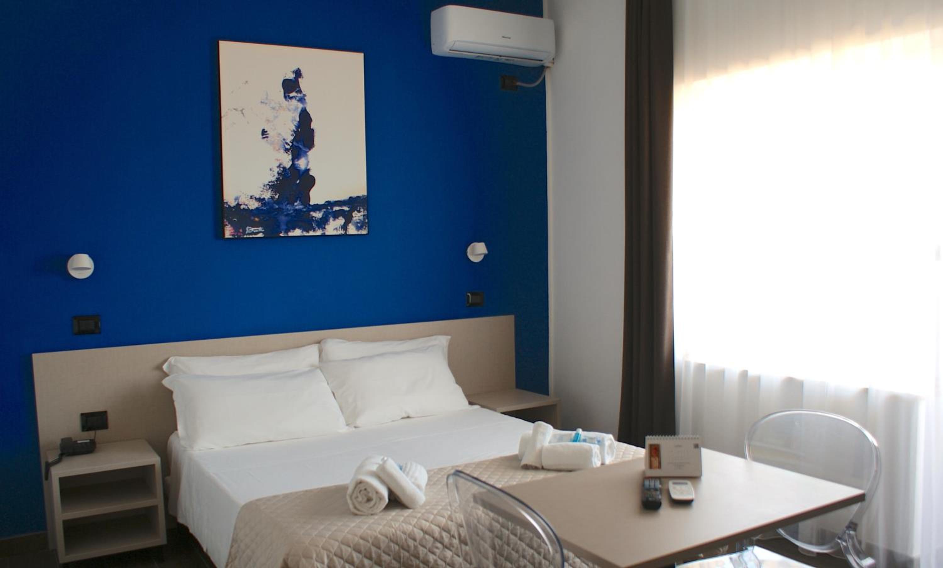 Room, Double or Twin Bed, Lateral Side Sea View