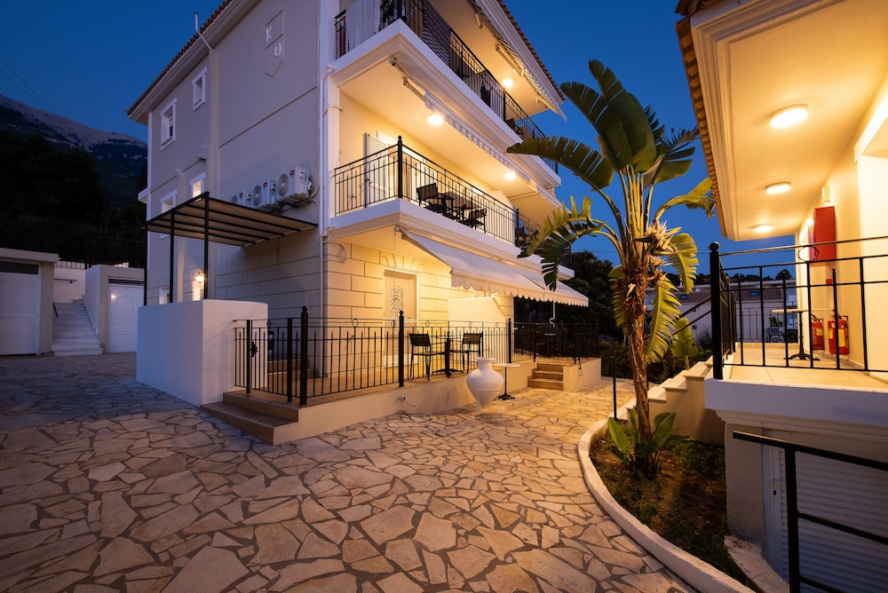 Thomatos Apartments Lourdas Beach 2/50
