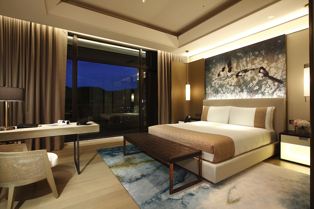 PREMIER, SUITE, KING BED