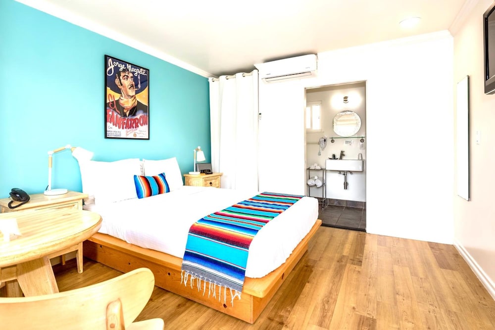 DELUXE, KING BED