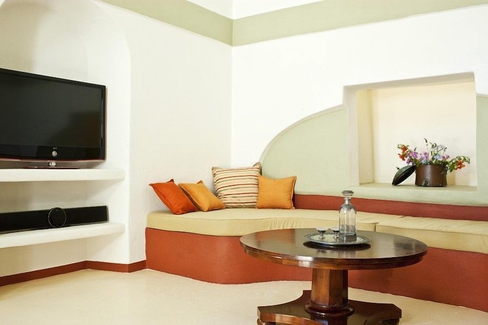 LAVA SUITES and LOUNGE 22/40