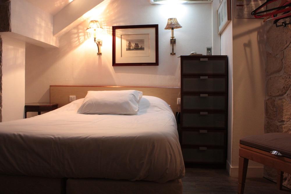 غرفة قياسية رباعية بسريرين مزدوجين