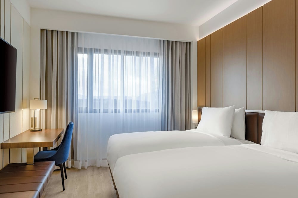 غرفة بسريرين منفصلين بإطلالة على المدينة