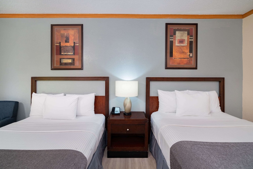 Red Roof Inn & Suites Hinesville 11/37