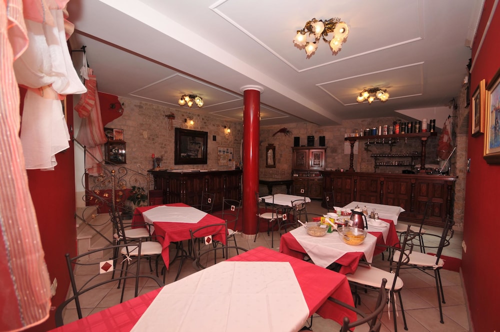 restaurant cafeteria