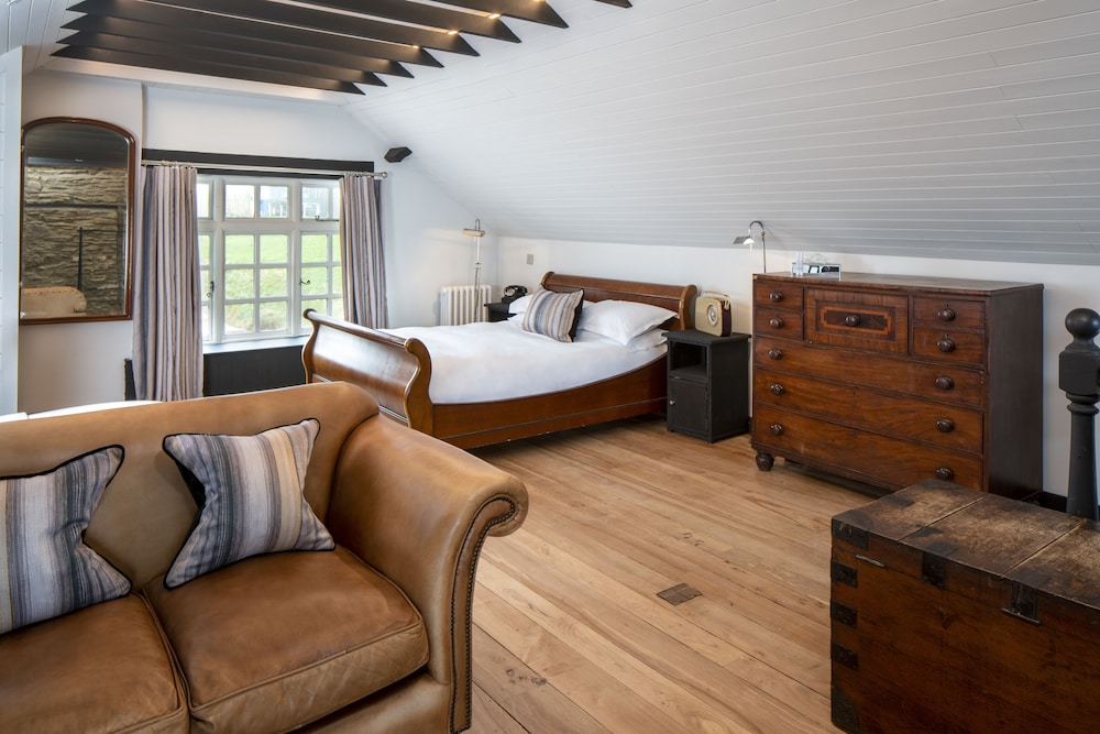 Artist, Studio, King Bed