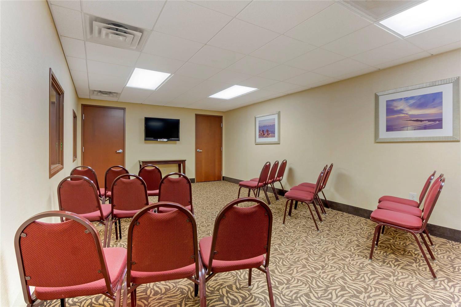 Comfort Suites West of The Ashley 41/46