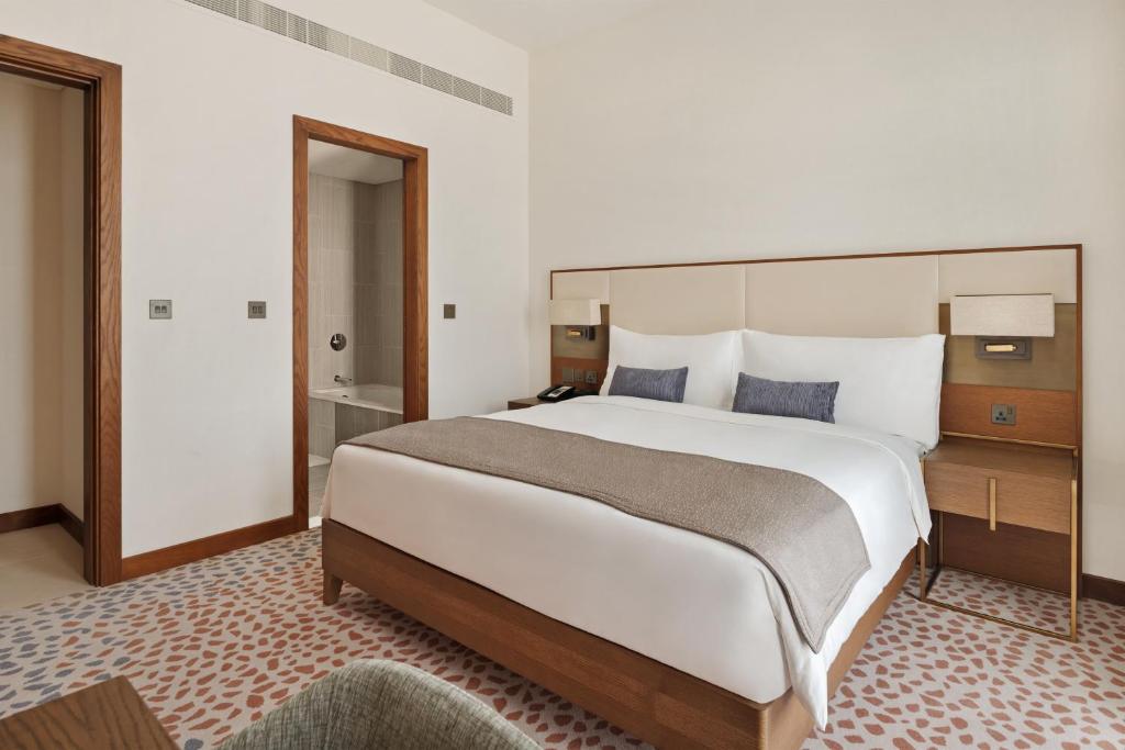 Suite, Pool View