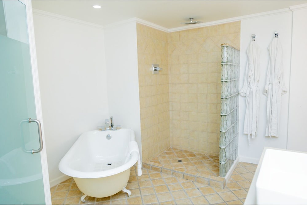 Suite, King Bed, Pool View, Sofa, Coco Palm 5/5
