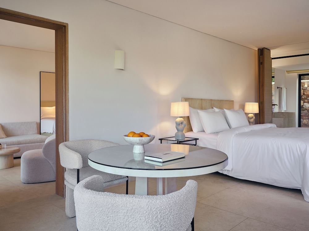 غرفة متصلة عائلية بسريرين مزدوجين مع أريكة بمسبح خاص، Cape Sounio, A Resort to Live 3/4