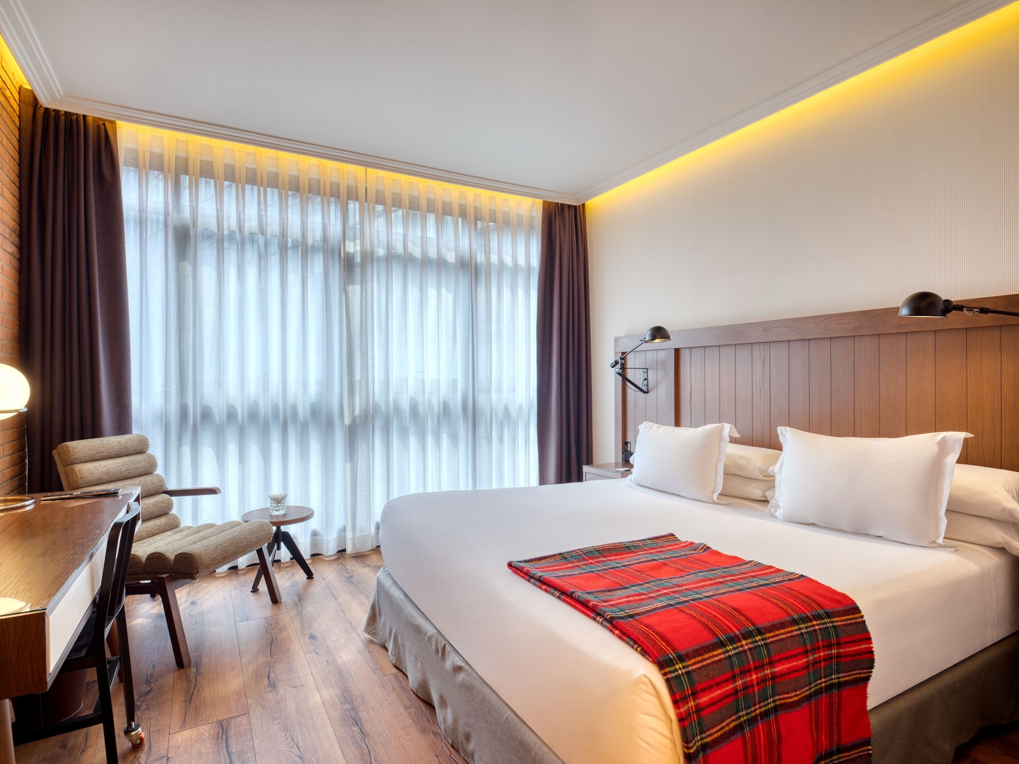 DELUXE, DOUBLE BED