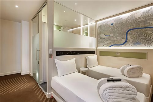 غرفة بسريرين منفصلين