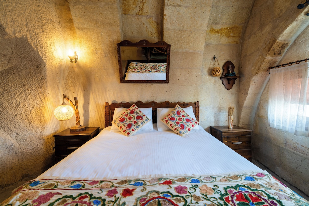 Tulip Cave Suites 13/48