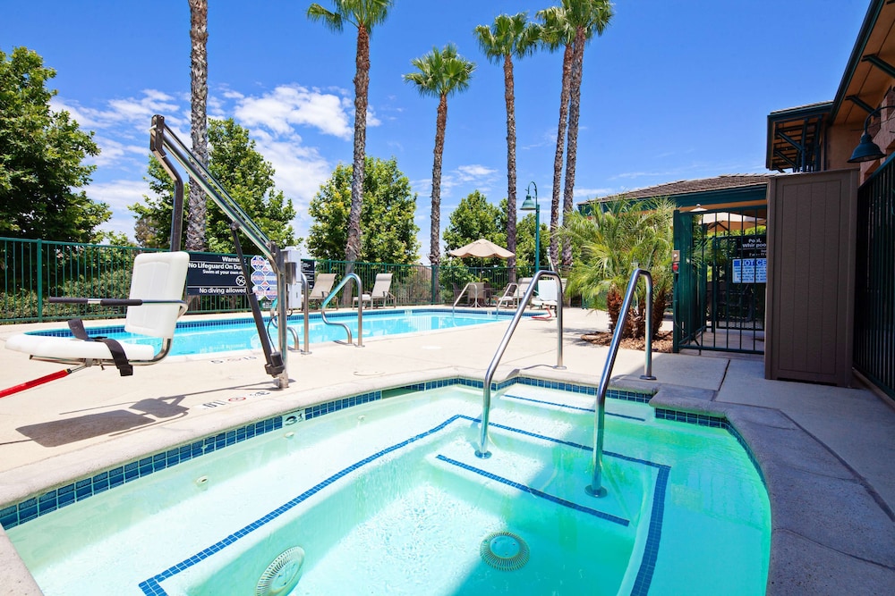 Hampton Inn Suites Agoura Hill 24/46