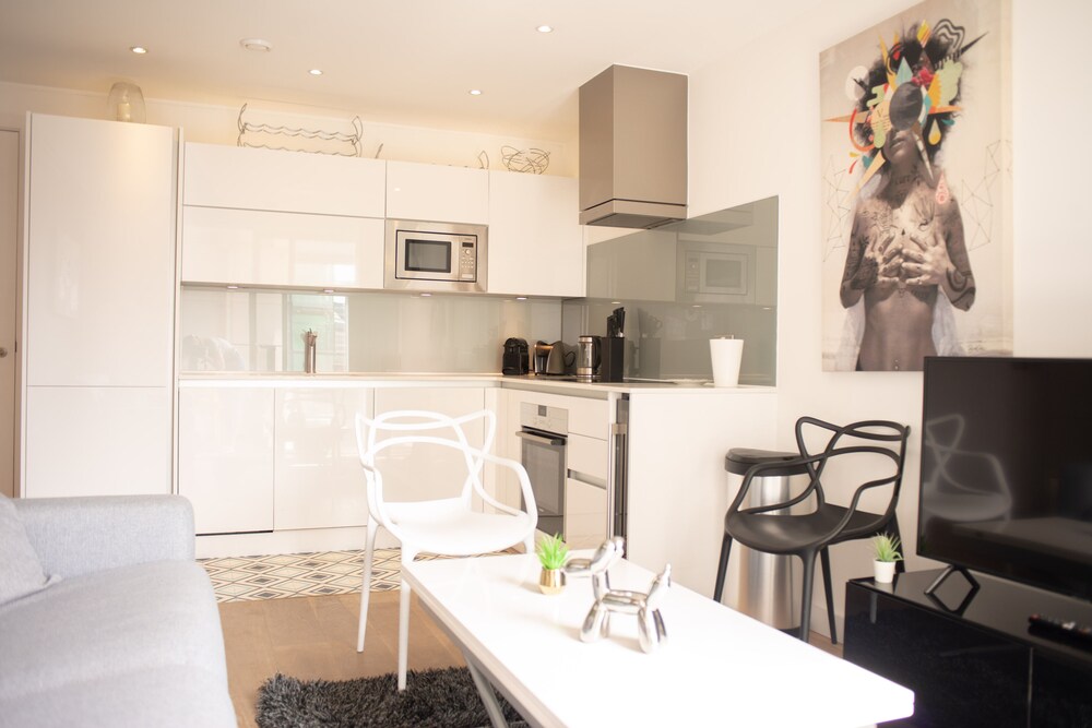 Avant Garde Apartments By Squa.Re 30/43