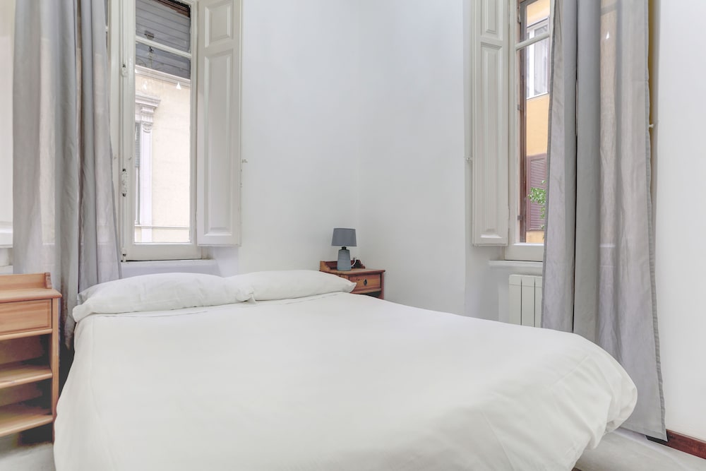Charming, Colosseum, Queen Bed