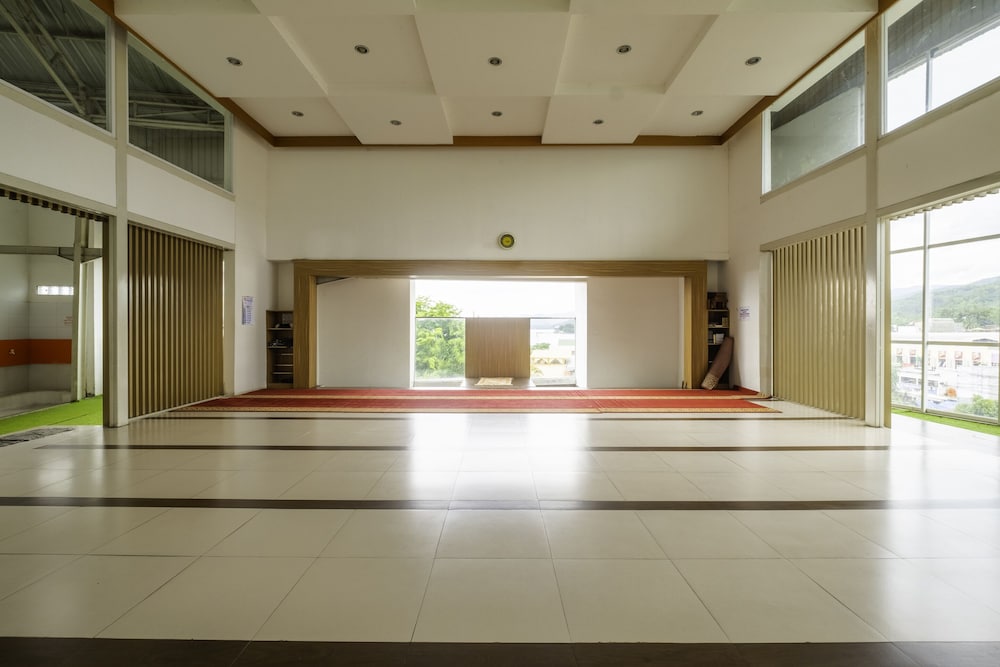 Capital O 1973 Hotel Toserba Selamat Syariah Pelabuhan Ratu 2/22
