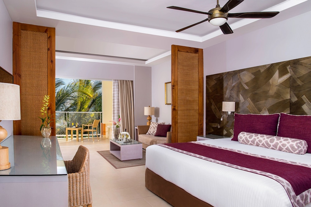 Deluxe, King Bed, Tropical View