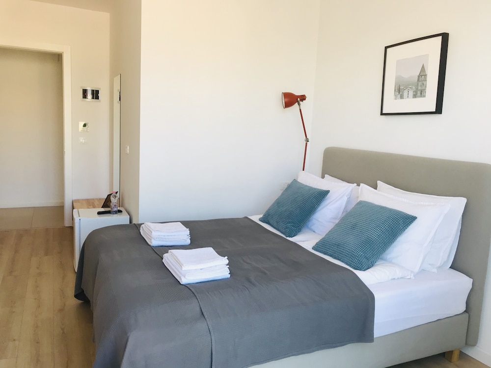 STANDARD, DOUBLE BED, MOUNTAIN VIEW