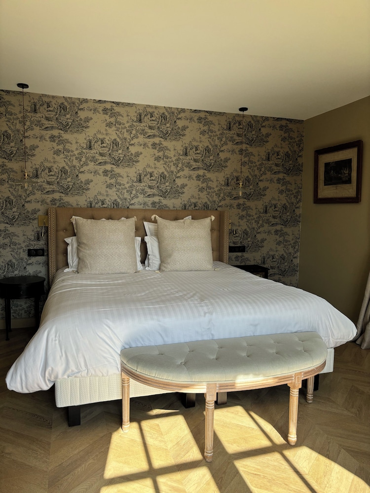 Tower, Executive, Suite, King Bed, Lake View, 2 Sofa
