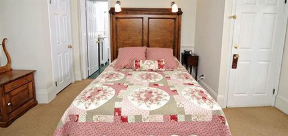 Auberge Mcgees Inn 26/75