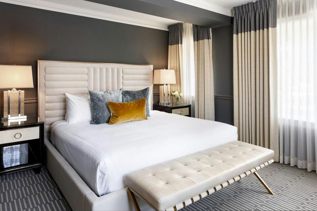 Ambassador, Suite, King Bed, Top Floor