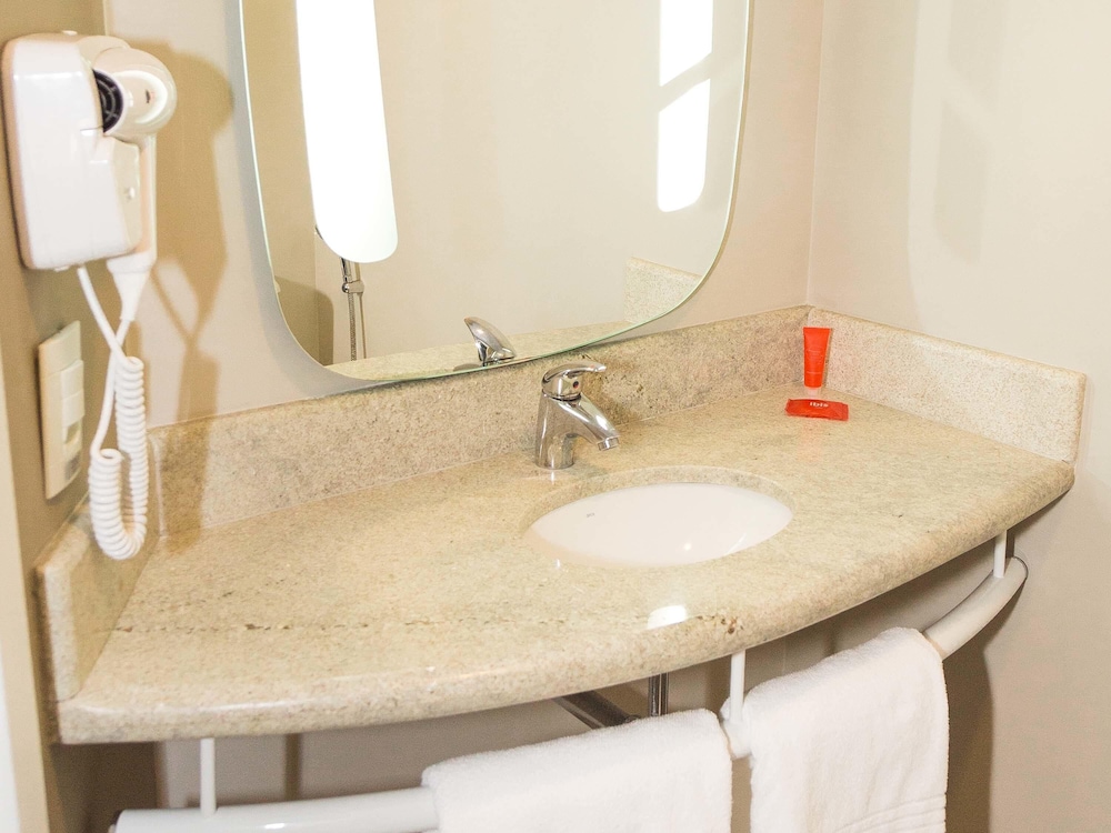 Ibis Lorena 59/61