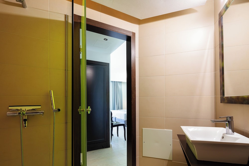 Steris Elegant Beach Hotel 68/70