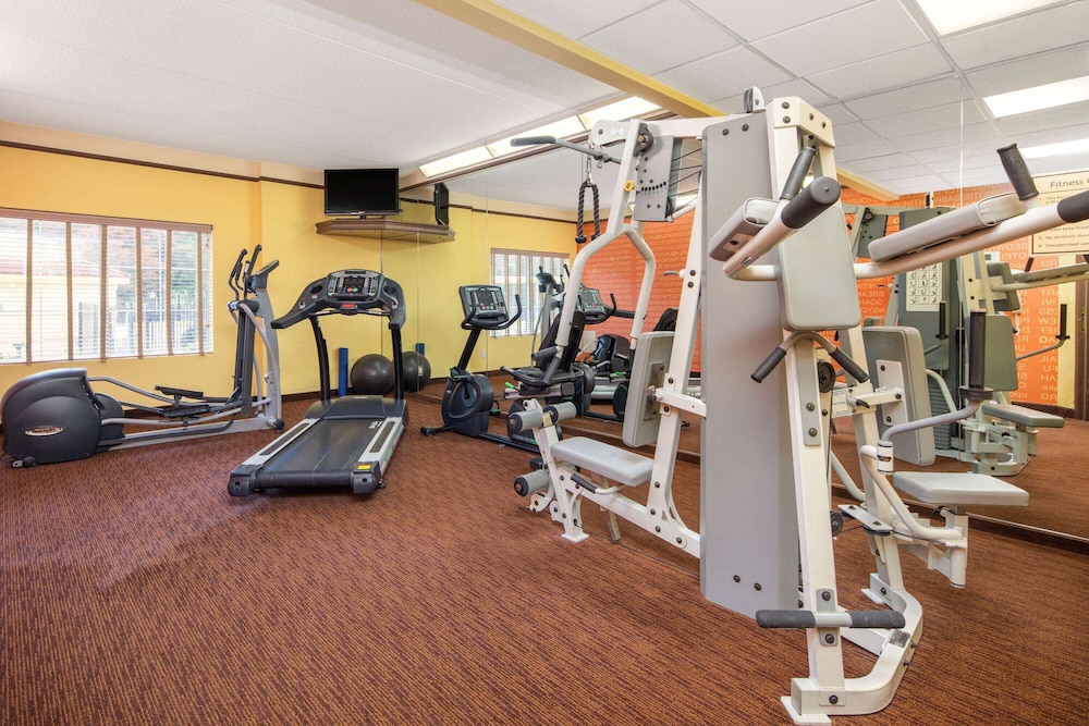 La Quinta Inn & Suites by Wyndham Atlanta Ballpark/Galleria 34/64