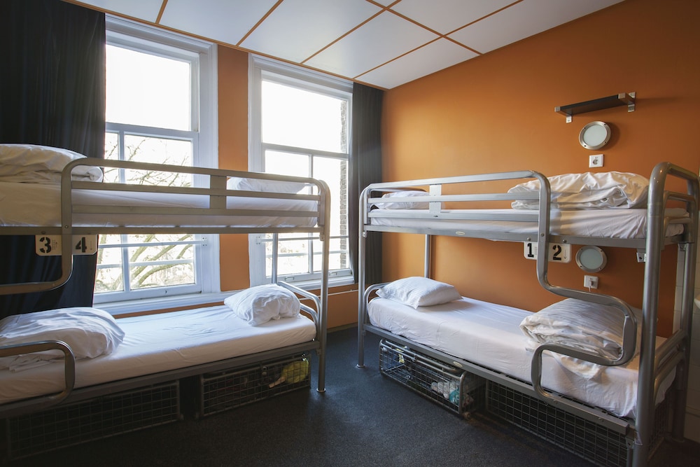 PRIVATE, 8 BEDS, SHARED BATHROOM