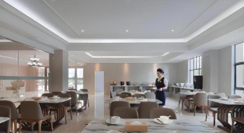 Vienna Hotel (Tongxiang Puyuan) 43/54