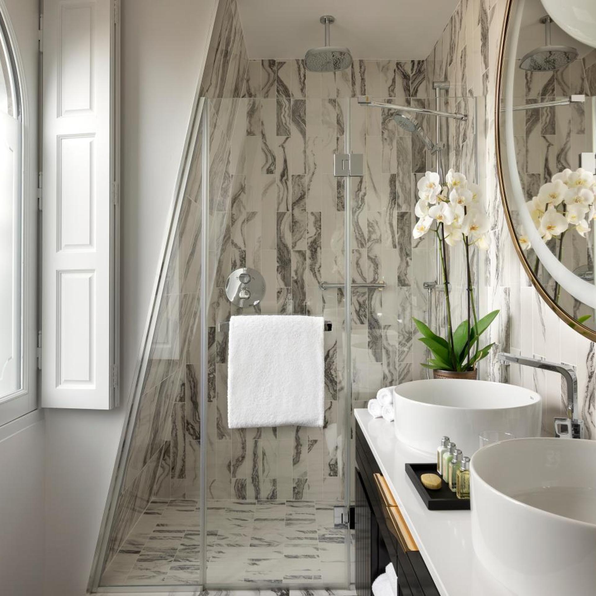 Duplex, Montmartre, King Bed، La Clef Champs-Elysees Paris By The Crest Collection 5/5