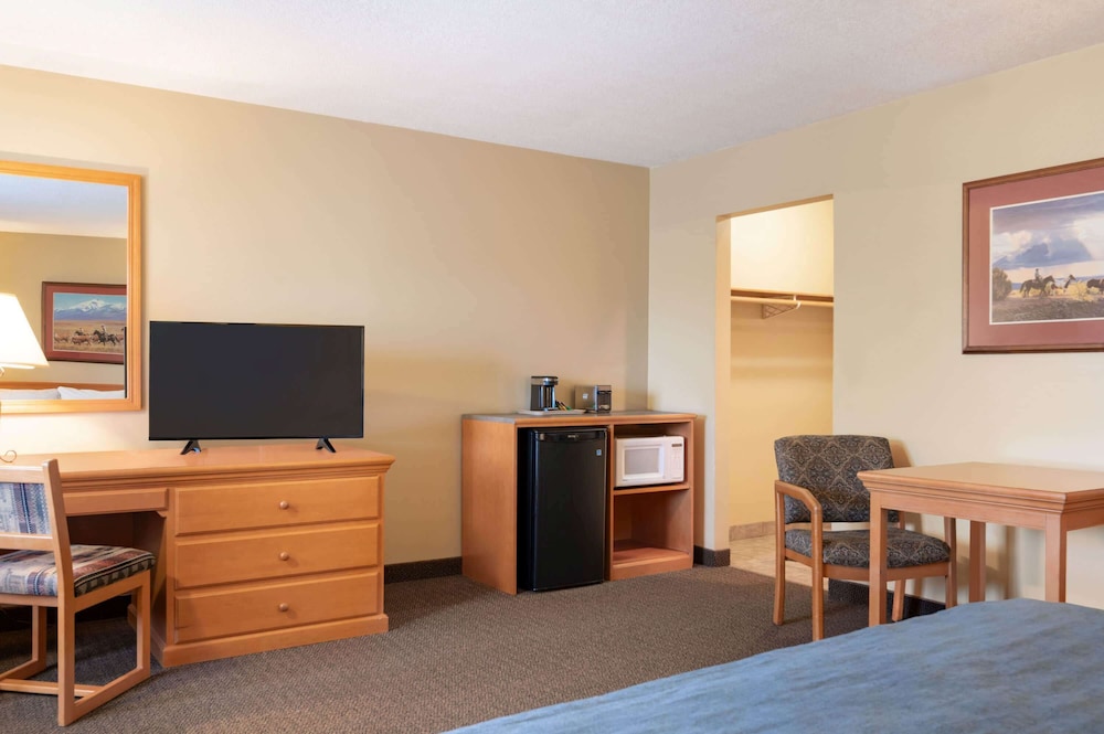 Travelodge by Wyndham Edson 2409079 Alberta Ltd. 42/53