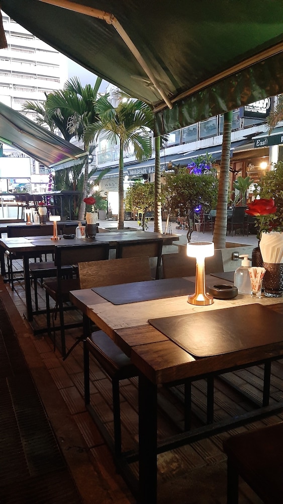 Harrys Steakhouse & Beach Hotel 40/50